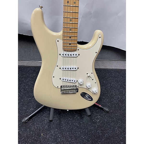 Used Fender Used Fender Highway One Stratocaster Honey Blonde Solid Body Electric Guitar