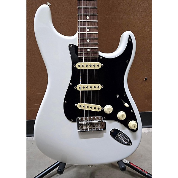 Used Fender Used Fender American Performer Stratocaster SSS Arctic White Solid Body Electric Guitar