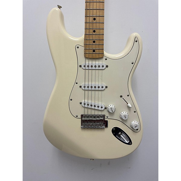 Used Fender Used 1999 Fender Standard Stratocaster Olympic White Solid Body Electric Guitar