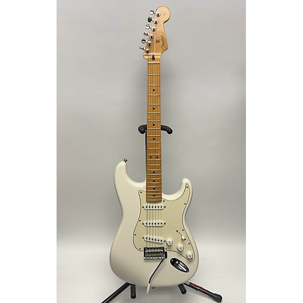 Used Fender Used Fender Player Stratocaster White Solid Body Electric Guitar