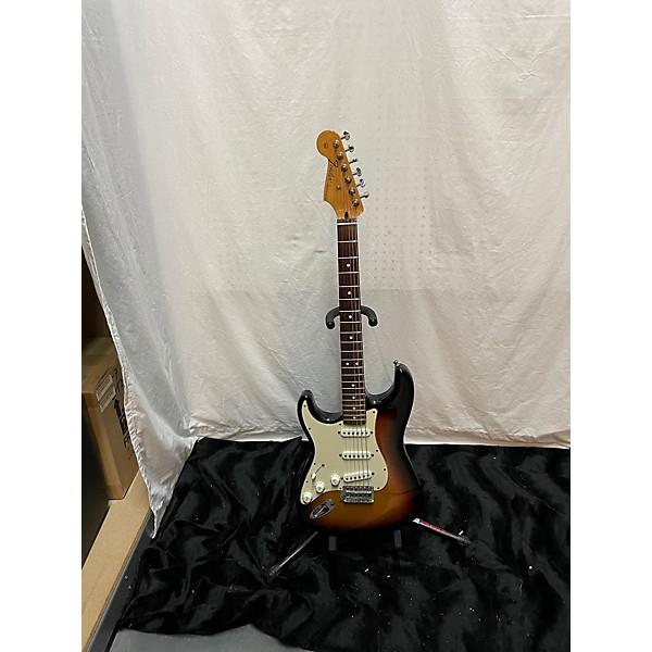 Used Fender Used Fender Player Stratocaster Left Handed 3 Color Sunburst Solid Body Electric Guitar