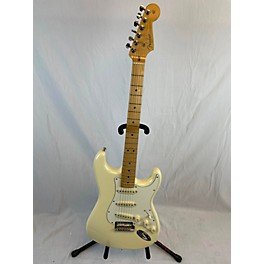 Used Fender Used Fender American Professional Stratocaster SSS Olympic White Solid Body Electric Guitar