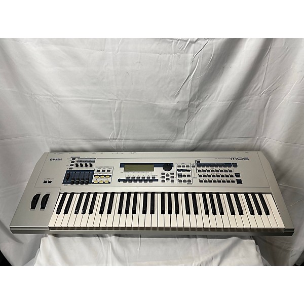 Used Yamaha Used Yamaha MO6 61 Key Keyboard Workstation