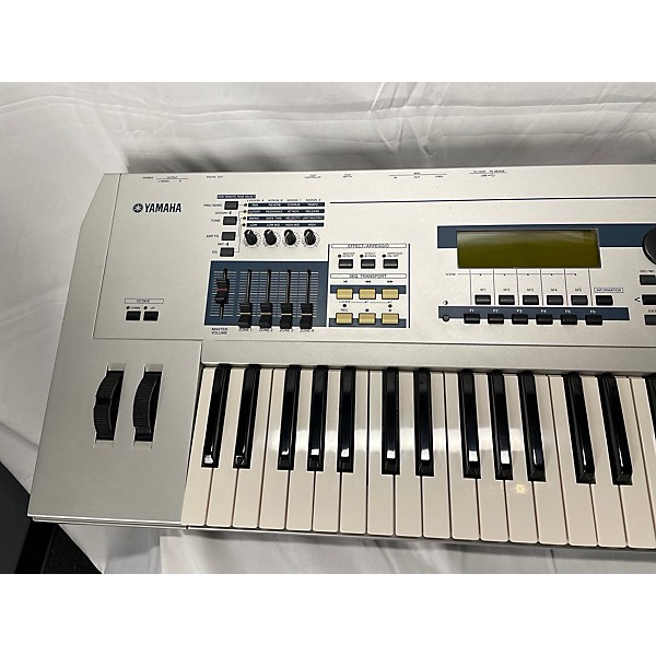 Used Yamaha Used Yamaha MO6 61 Key Keyboard Workstation