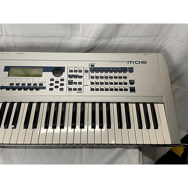 Used Yamaha Used Yamaha MO6 61 Key Keyboard Workstation