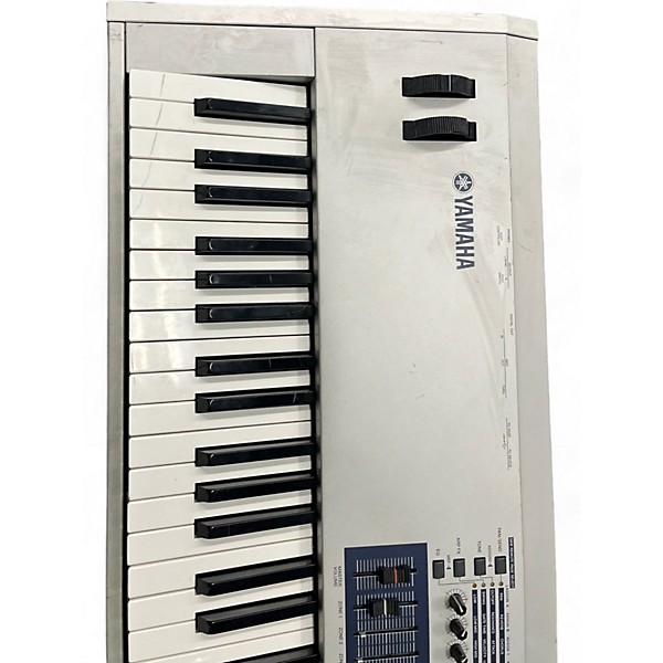 Used Yamaha Used Yamaha MO8 88 Key Keyboard Workstation