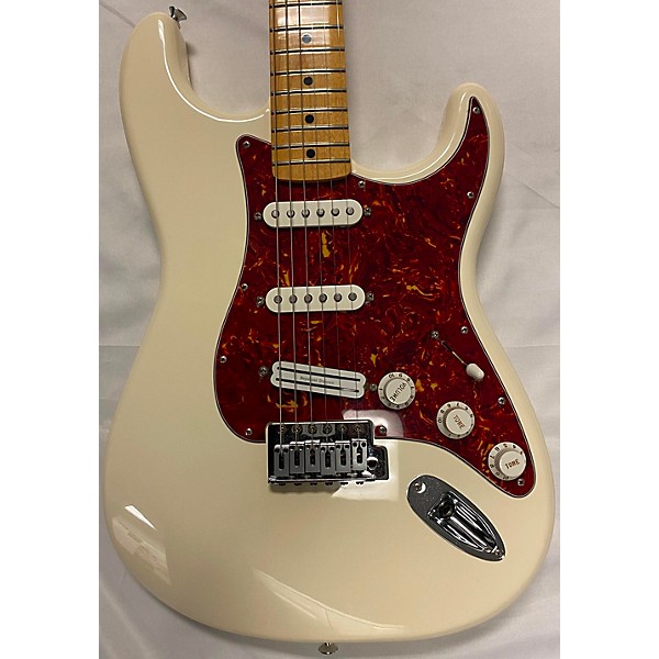 Used Fender Used Fender Standard Stratocaster Alpine White Solid Body Electric Guitar