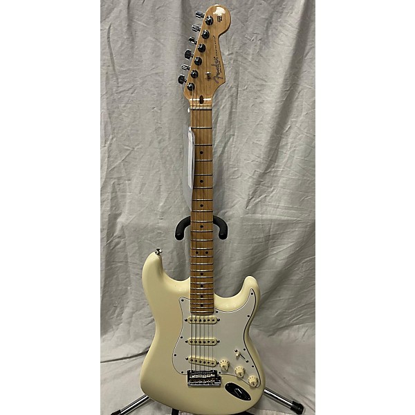 Used Fender Used Fender American Professional Stratocaster SSS Olympic White Solid Body Electric Guitar