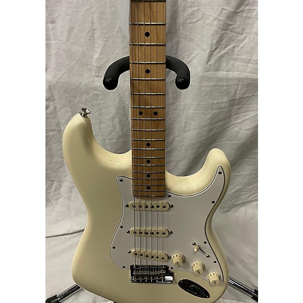 Used Fender Used Fender American Professional Stratocaster SSS Olympic White Solid Body Electric Guitar