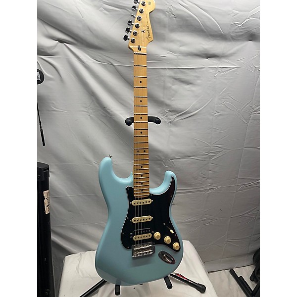 Used Fender Used Fender Deluxe Player's Stratocaster Sonic Blue Solid Body Electric Guitar