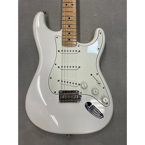 Used Fender Used 2018 Fender Player Stratocaster White Solid Body Electric Guitar