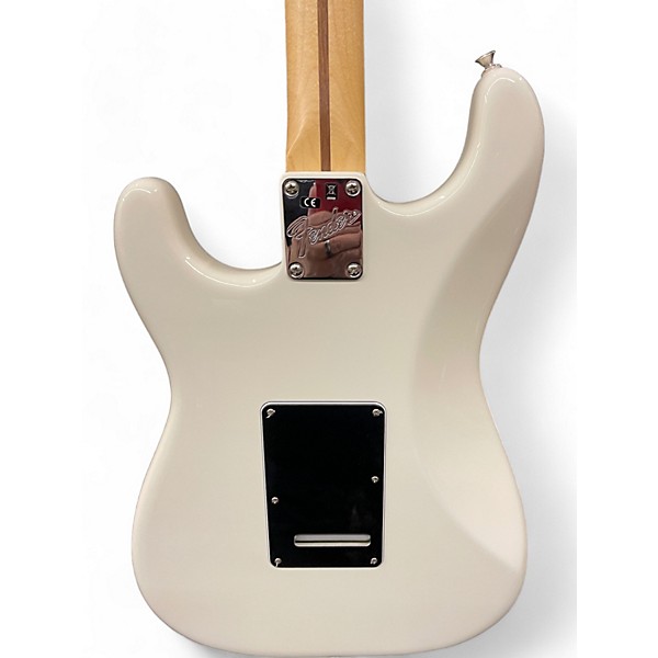 Used Fender Used Fender American Performer Stratocaster SSS Arctic White Solid Body Electric Guitar