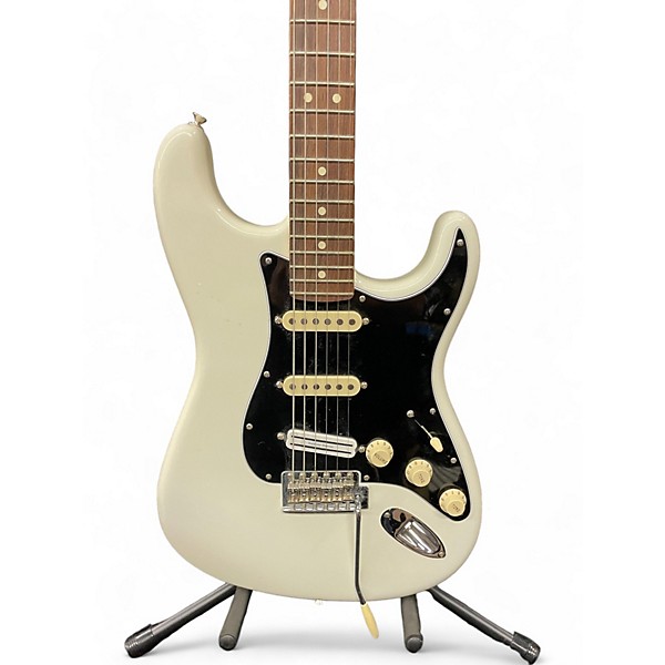 Used Fender Used Fender American Performer Stratocaster SSS Arctic White Solid Body Electric Guitar