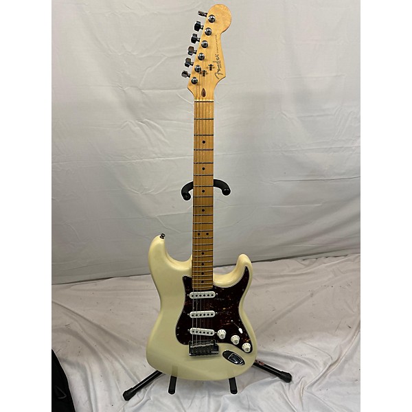 Used Fender Used 2000 Fender American Standard Stratocaster Olympic White Solid Body Electric Guitar