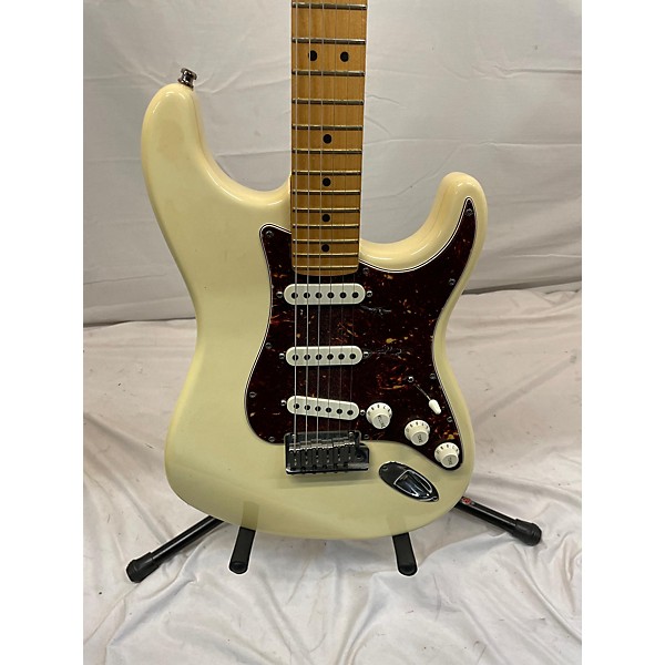 Used Fender Used 2000 Fender American Standard Stratocaster Olympic White Solid Body Electric Guitar