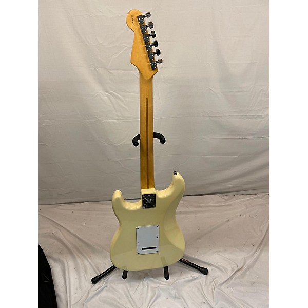 Used Fender Used 2000 Fender American Standard Stratocaster Olympic White Solid Body Electric Guitar