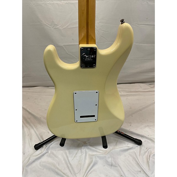 Used Fender Used 2000 Fender American Standard Stratocaster Olympic White Solid Body Electric Guitar