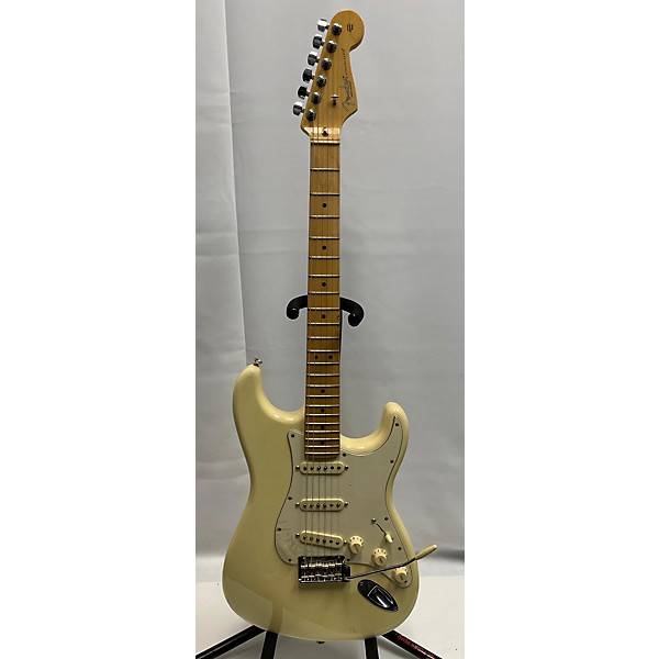 Used Fender Used Fender American Professional Stratocaster SSS Olympic White Solid Body Electric Guitar