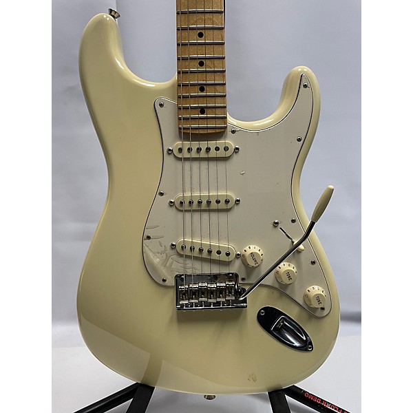 Used Fender Used Fender American Professional Stratocaster SSS Olympic White Solid Body Electric Guitar