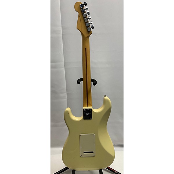 Used Fender Used Fender American Professional Stratocaster SSS Olympic White Solid Body Electric Guitar