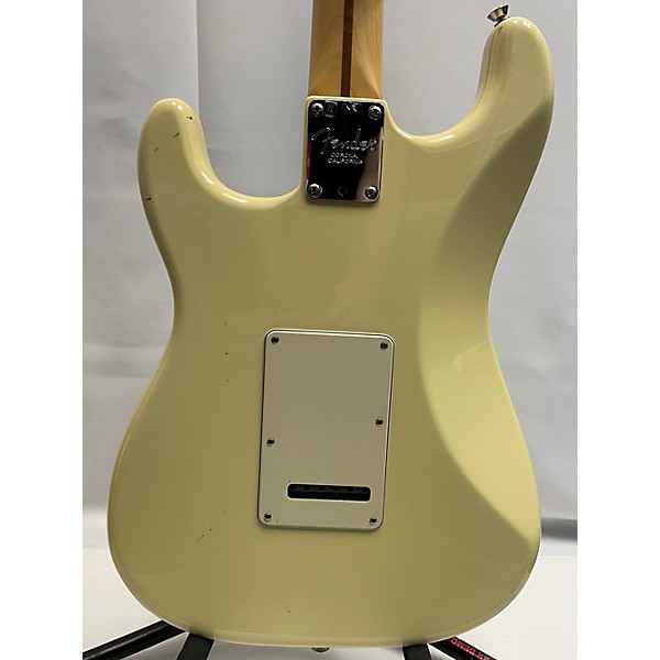 Used Fender Used Fender American Professional Stratocaster SSS Olympic White Solid Body Electric Guitar