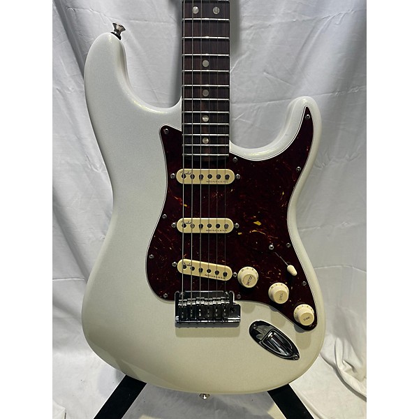 Used Fender Used 2022 Fender American Ultra Stratocaster Arctic Pearl Solid Body Electric Guitar