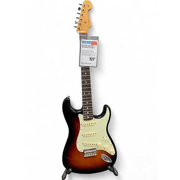 Used Fender Used Fender Artist Series Robert Cray Stratocaster 3 Tone Sunburst Solid Body Electric Guitar