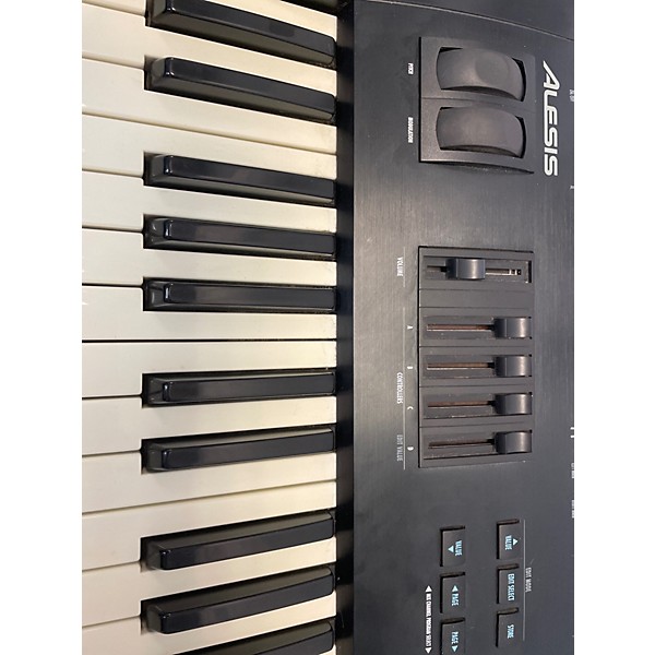 Used Alesis QS6.1 Keyboard Workstation