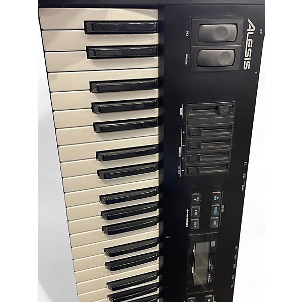 Used Alesis Used Alesis QS6.1 Keyboard Workstation