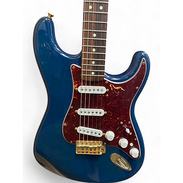 Used Fender Used 2007 Fender Deluxe Players Stratocaster Sapphire Blue Transparent Solid Body Electric Guitar