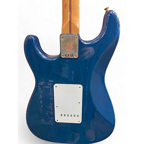 Used Fender Used 2007 Fender Deluxe Players Stratocaster Sapphire Blue Transparent Solid Body Electric Guitar