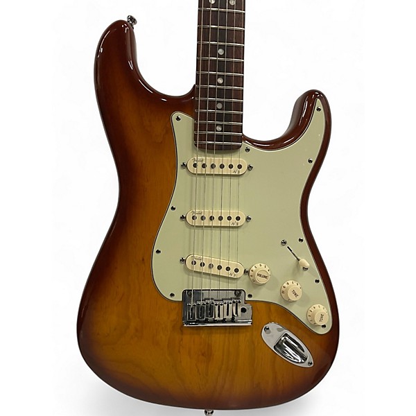 Used Fender Used 2011 Fender American Deluxe Stratocaster Sienna Sunburst Solid Body Electric Guitar