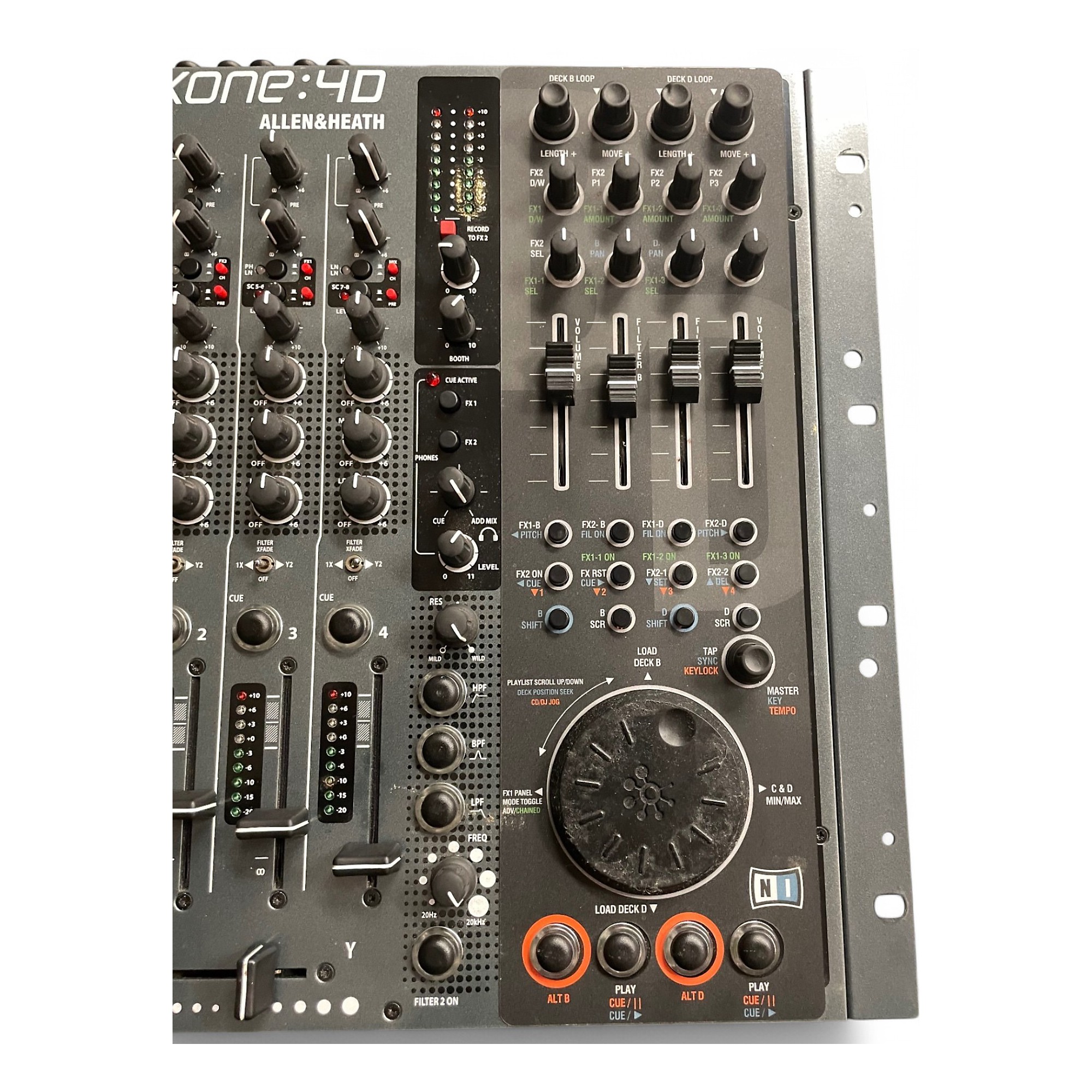 Gente aun con la Allen Heath Xone 4D : Equipo DJ