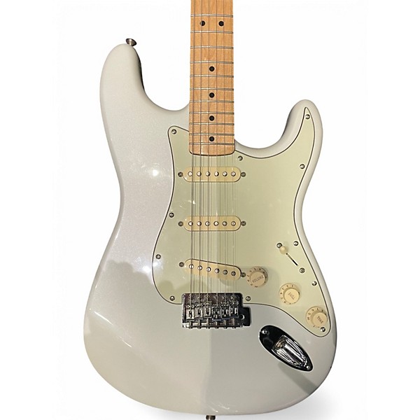 Used Fender Deluxe Stratocaster Pearl White Solid Body Electric Guitar