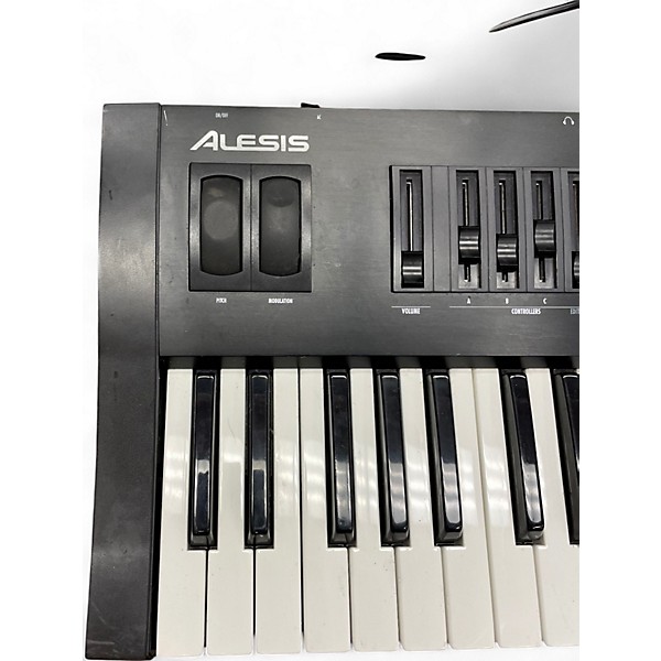 Used Alesis qs6.1 Keyboard Workstation