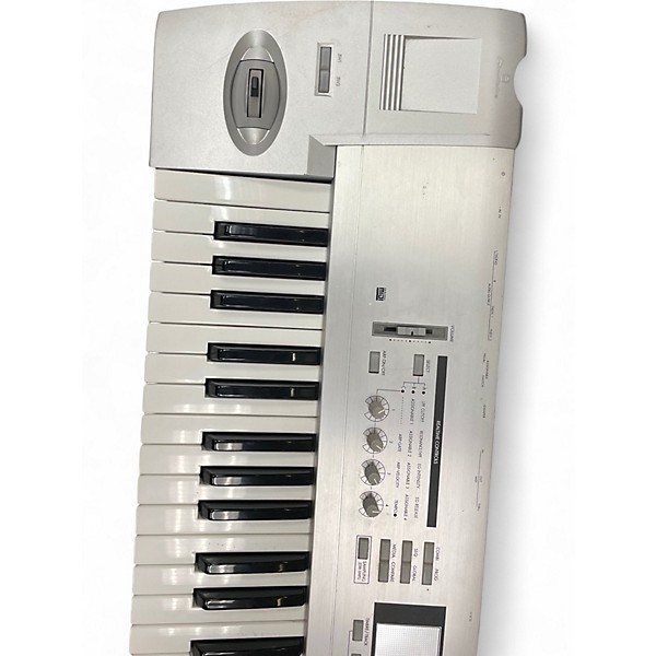 Korg Triton Le 76key MUSIC WORKSTATION KEYBOARD Please read