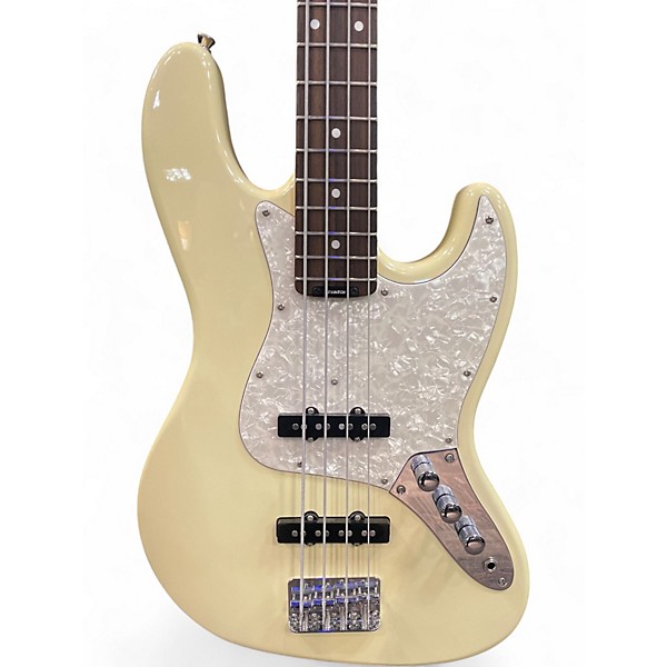 Used Blade tetra standard Alpine White Electric Bass Guitar