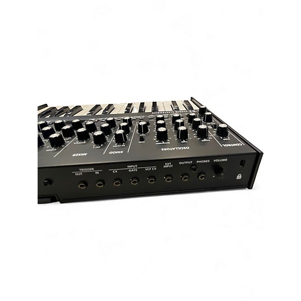 Used Roland SE-02 w/K25M Synthesizer