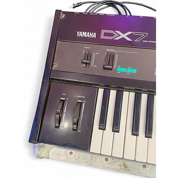 Vintage 1980s Yamaha dx7 with hard case Synthesizer | Guitar