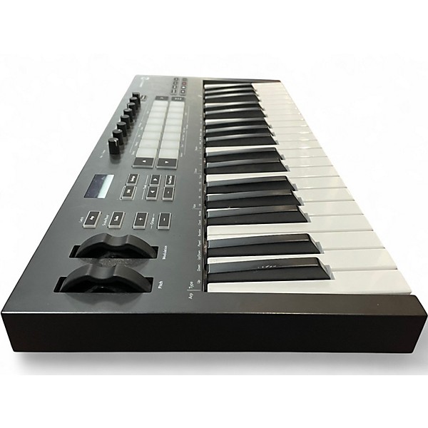 Novation Launchkey37 中古 Used Novation Launchkey 37 MIDI Controller | Guitar Center