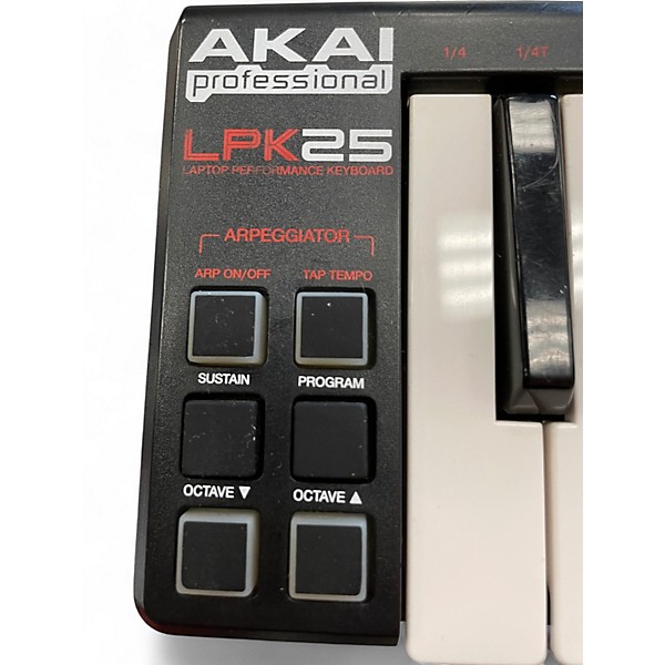 AKAI MPC LIVE MIDIコントローラーLPK25とケース付き 中古品 AKAI MPC LIVE MIDIコントローラーLPK25とケース付き 中古品