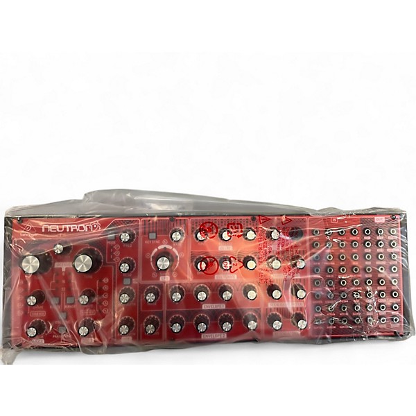 Behringer Neutron シンセサイザー Used Behringer NEUTRON Synthesizer | Guitar Center