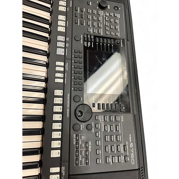 Used Yamaha PSRS750 61 Key Arranger Keyboard
