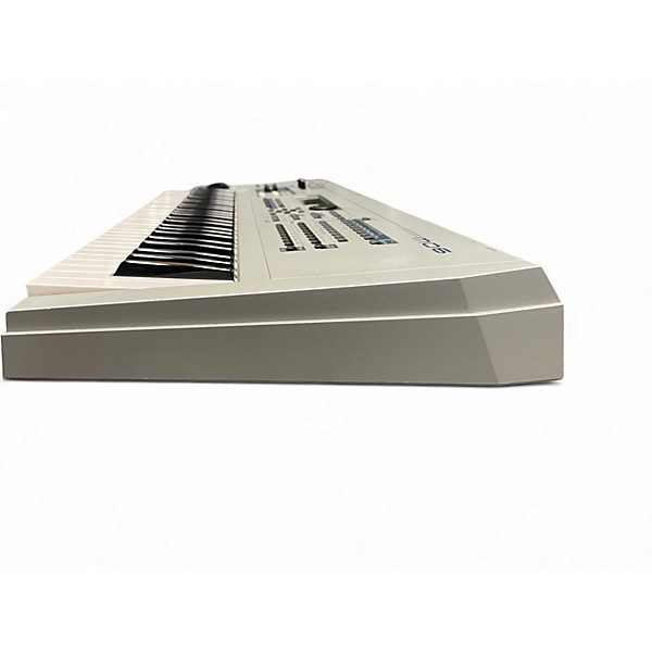 Used Yamaha MO6 61 Key Keyboard Workstation | Guitar Center