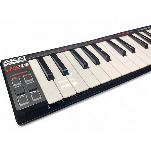 AKAI MPC LIVE MIDIコントローラーLPK25とケース付き 中古品 AKAI MPC LIVE MIDIコントローラーLPK25とケース付き 中古品