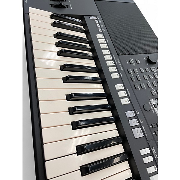 Used Yamaha PSRS950 61 Key Arranger Keyboard
