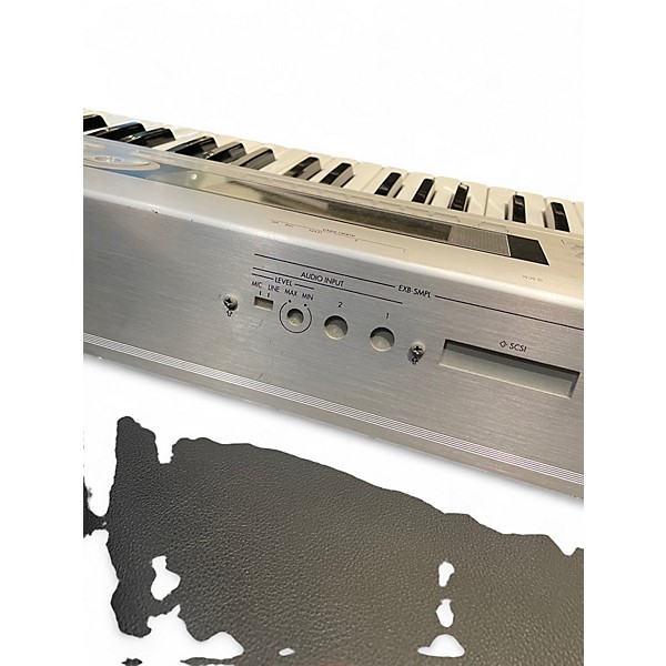 Used Korg Triton le Keyboard Workstation