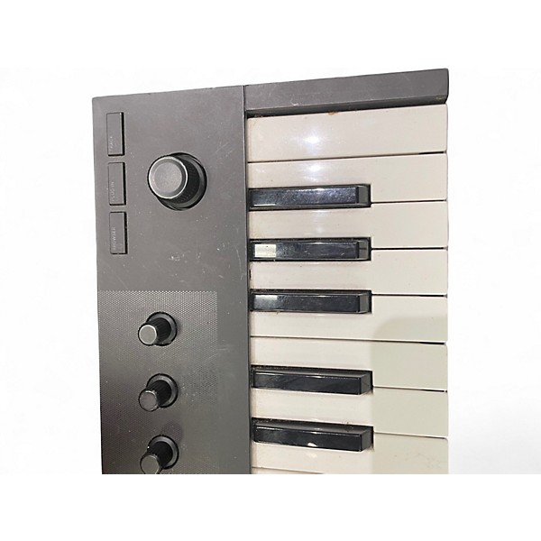 Used Native Instruments KOMPLETE KONTROL M32 MIDI Controller