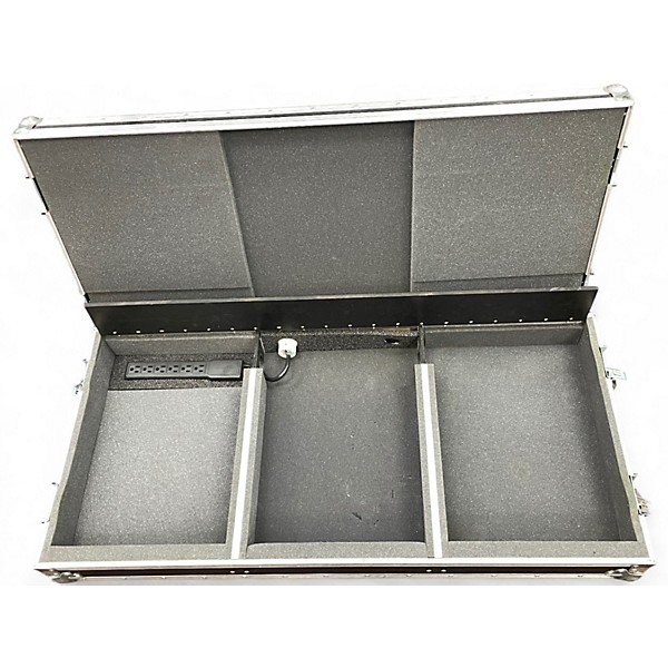 Used Miscellaneous DJ CASE FOR 2 TURNTABLES AND A MIXER DJ Case
