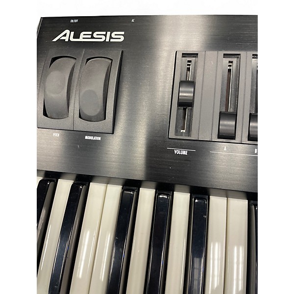 Used Alesis qs 6.1 Keyboard Workstation